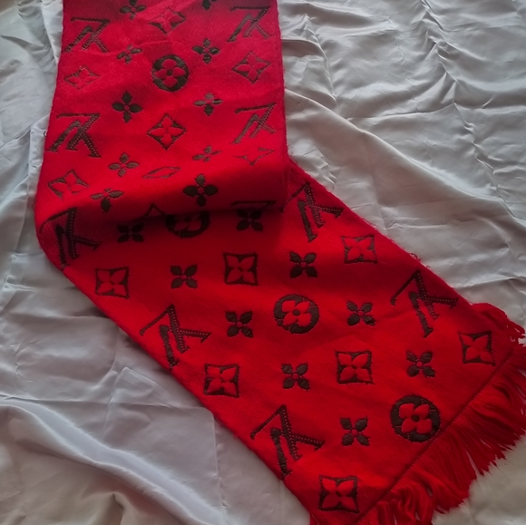 Louis Vuitton Logomania Scarf - Picture 6 of 11